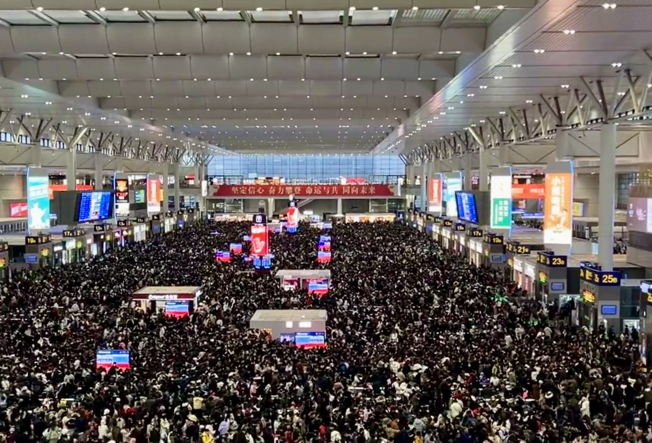 中部地区持续大范围雨雪冰冻天气，“回家过年的路太艰辛了”