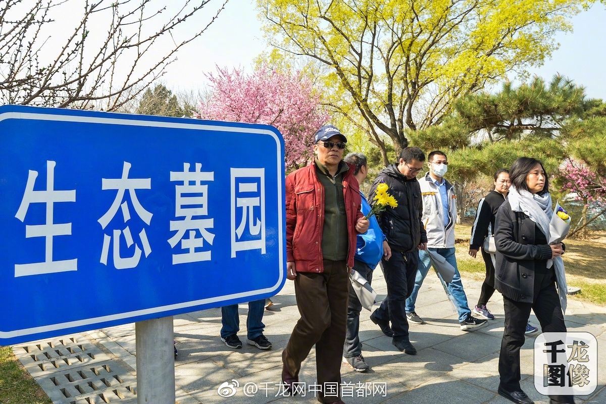 为中国健儿加油！巴黎奥运村挂起五星红旗