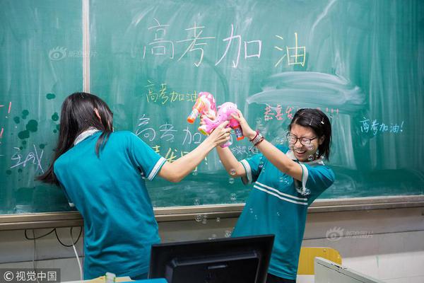 中国选手获自由式滑雪世青赛女子大跳台项目银、铜牌