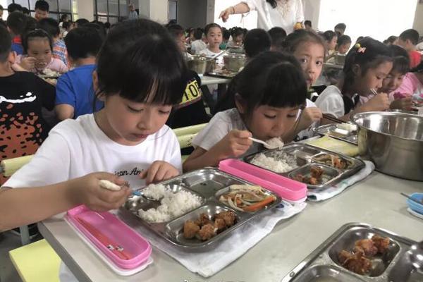 百闻不如一见，养乐多“肠乐会”邀请高校师生走进工厂
