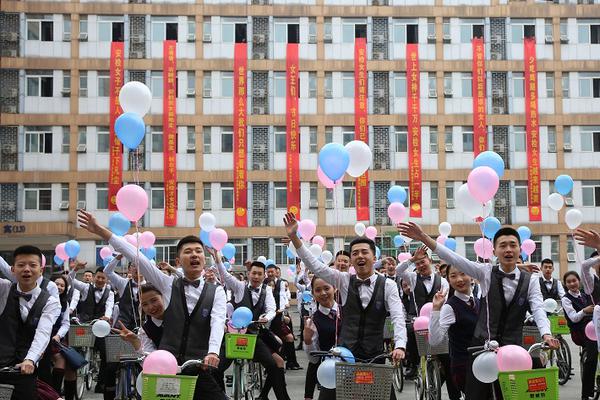 库尔勒市：科技特派员送技到农田