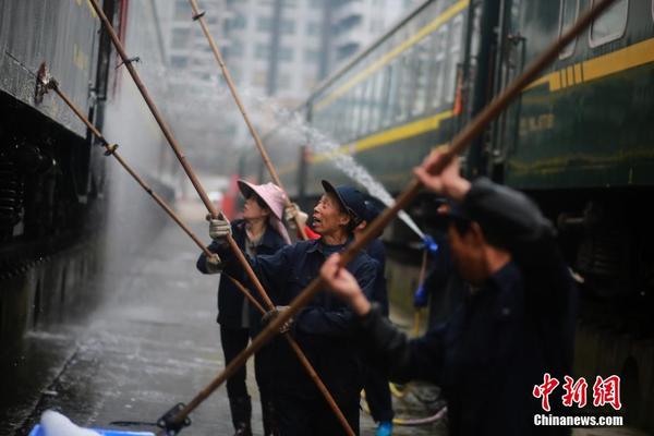 壁画纹样融入现代服饰 看敦煌元素的时尚演绎