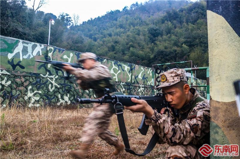 6 新兵正在进行单兵战斗动作训练（摄影：杨海锋）.jpg