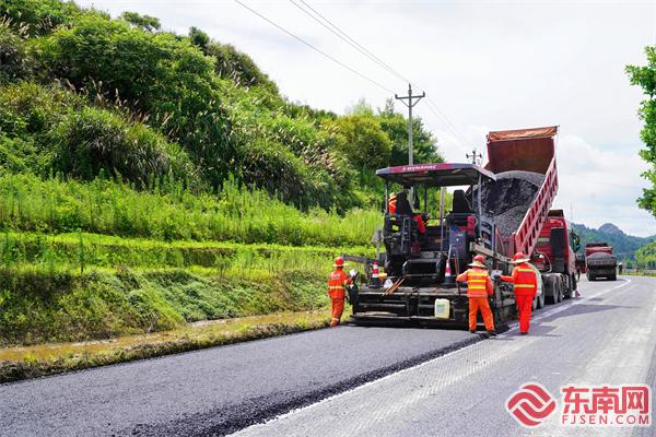 三明泰宁：路面改造“换新颜” 铺好群众“幸福路”